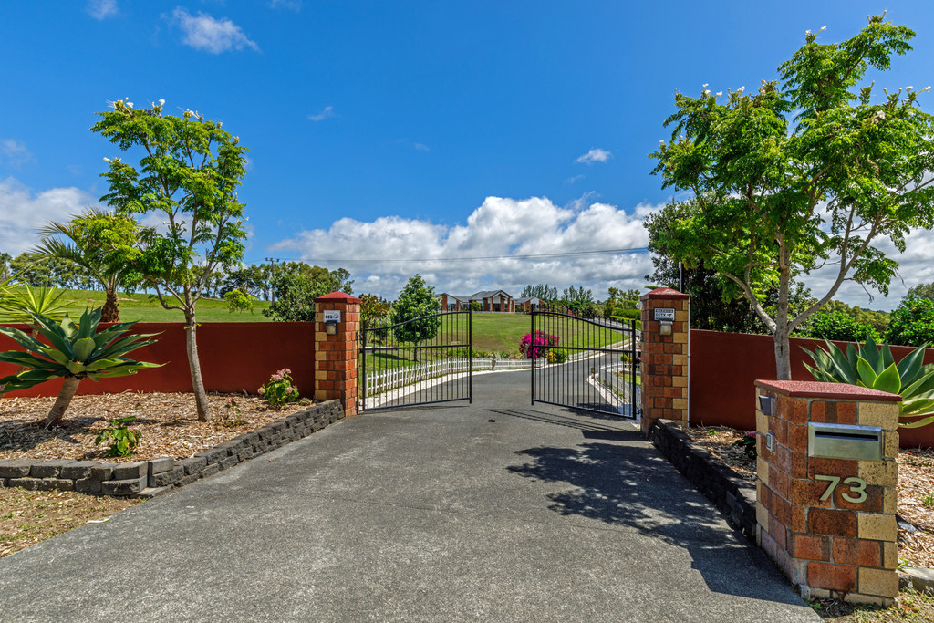 Single-Level Brick Tile for Extended Families