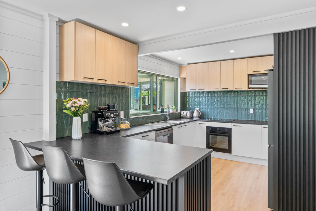 Relaxed Modern Living Near the Water’s Edge