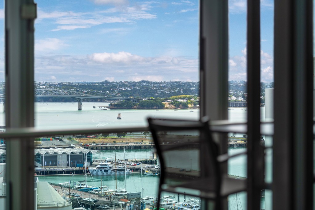 CALLING INTERNATIONAL BUYERS  -  HIGH-SPEC LIVING