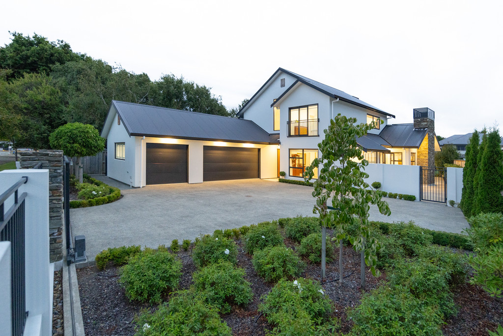 Exceptional Family Residence|Generous Landholding