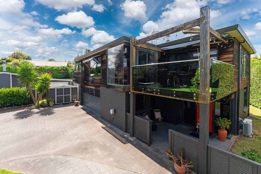 Prime Hilltop With Stunning Lake Views