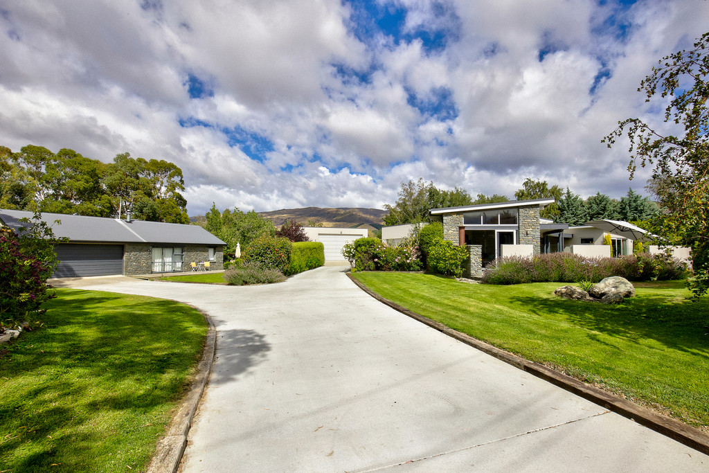 A Bannockburn Beauty – Space, Sun and Style