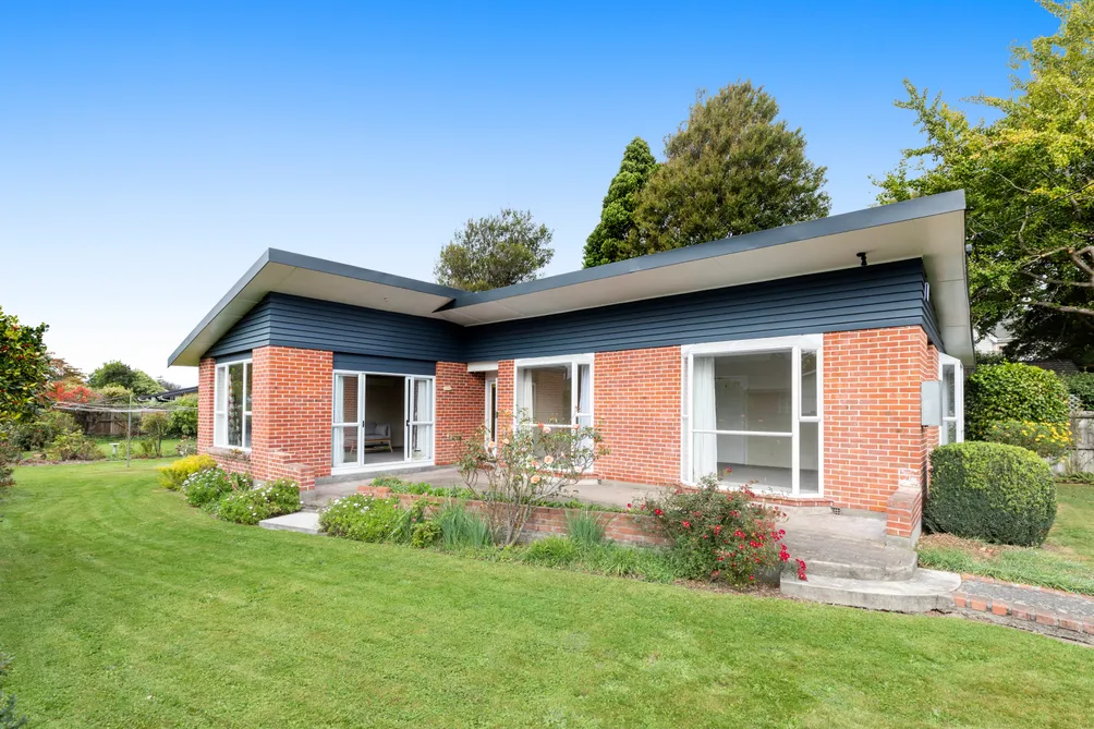 Nest or Invest. Large MRZ section. Burnside High.