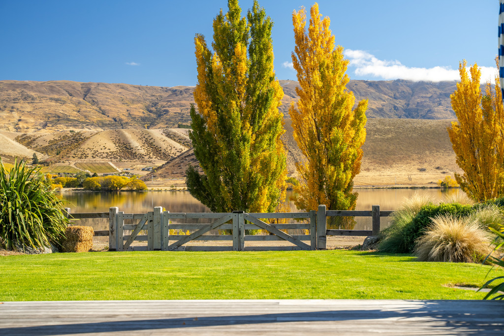 Private Lakefront Living