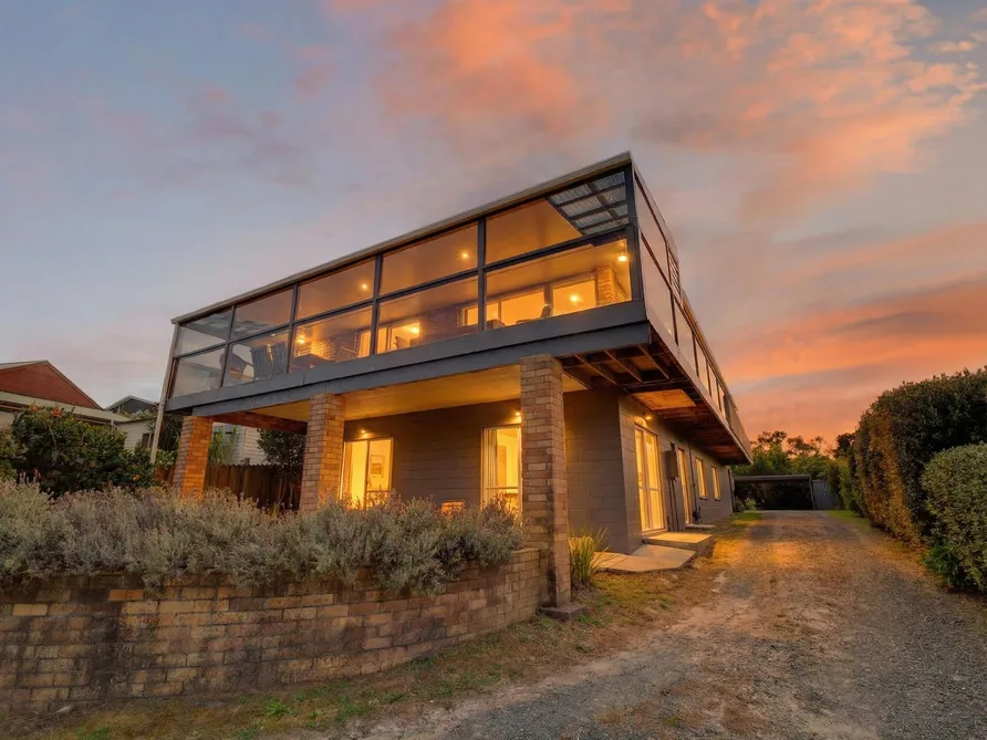 Coastal Living with Dual-Level Flexibility