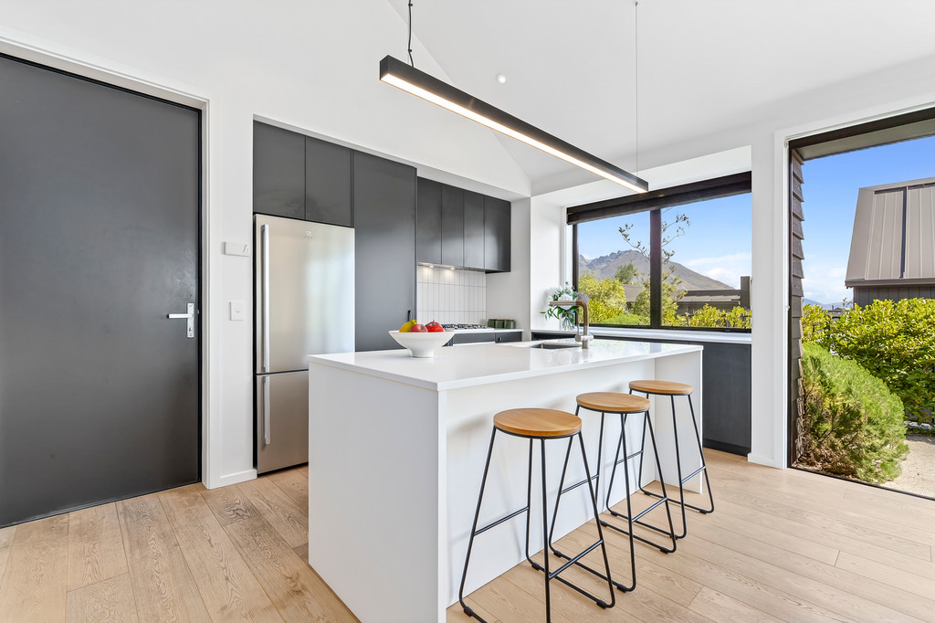 Auction: Sunshine & Charm