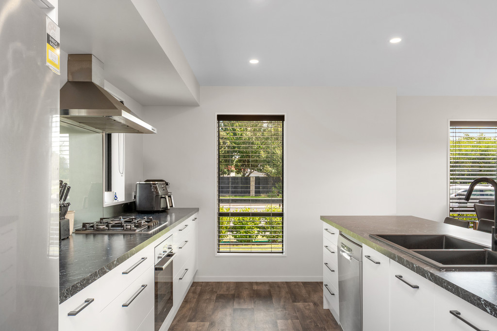 Sun-Filled Contemporary Family Living