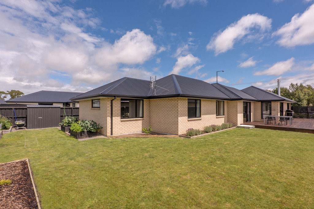 4 bedrooms, 2 living and a log burner