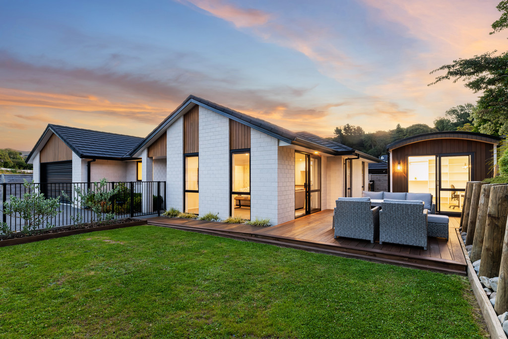 Immaculately Presented Charmer with Studio Bonus!