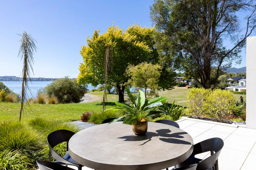 Absolute Lakefront Luxury – Rainbow Point