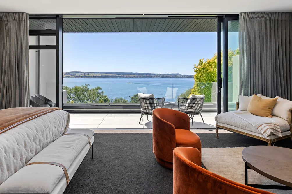 Absolute Lakefront Luxury – Rainbow Point
