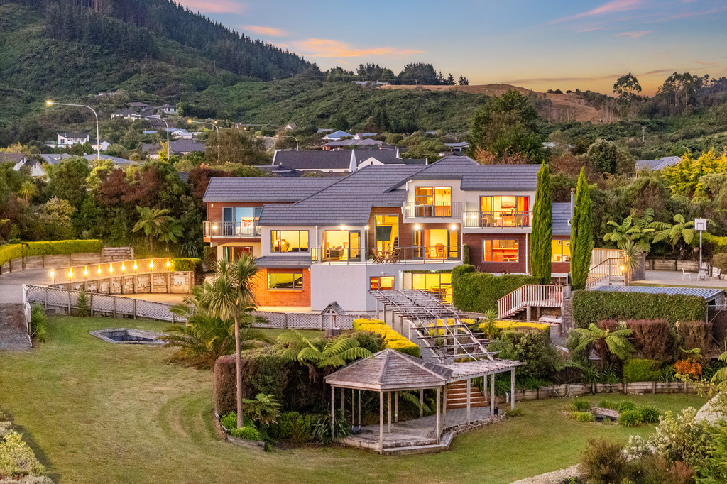 Grand-Scale Living with Flexible Spaces