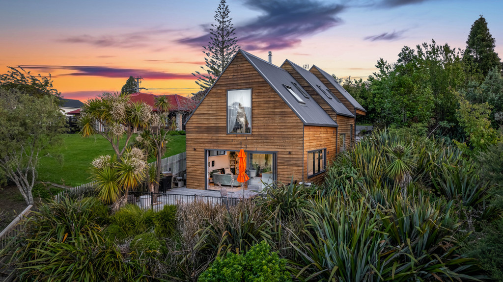 Architectural Waterfront - Exceptional Value