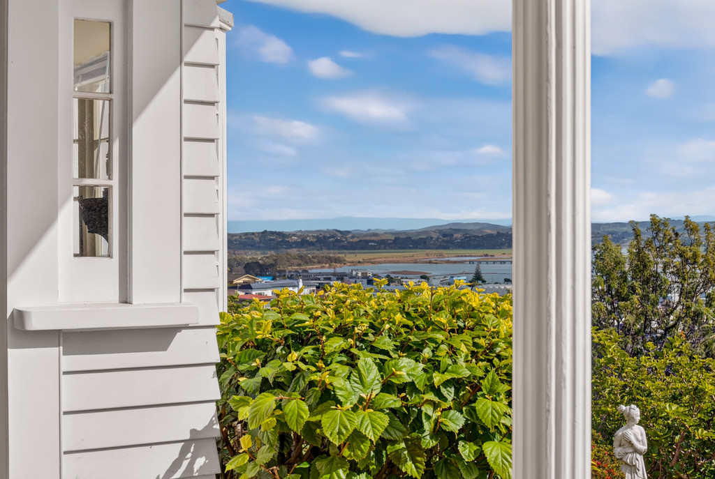 Estate Sale: Sea Views - Full Of Surprises