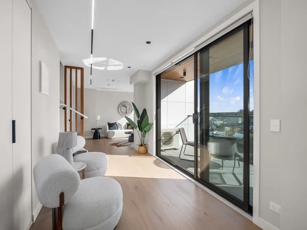 013_Open2view_ID604078-10a_12_Burns_Avenue