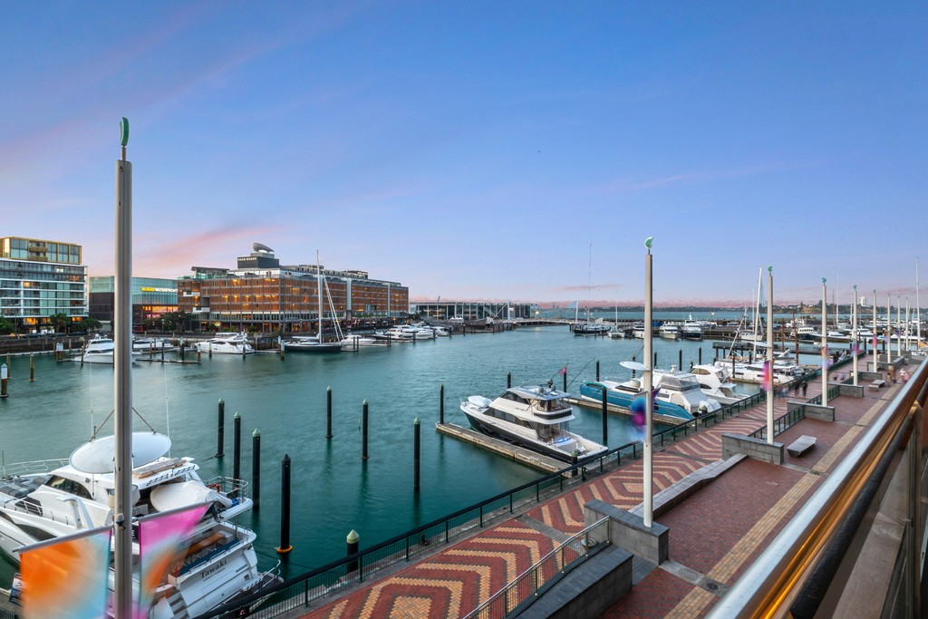 Refined Inner-City Lifestyle, Waterfront Calm