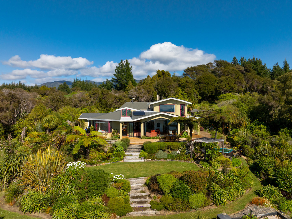 Exceptional Beachfront Sanctuary in Patons Rock
