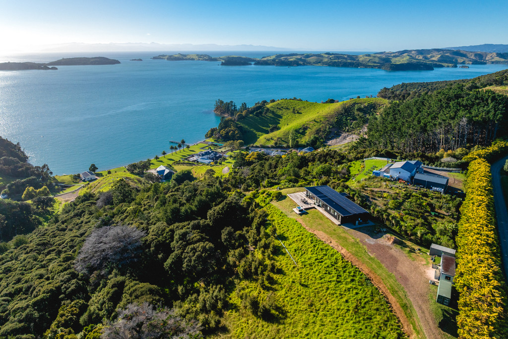 Ridgetop Spectacular - Waiheke Private and Commercial Estate