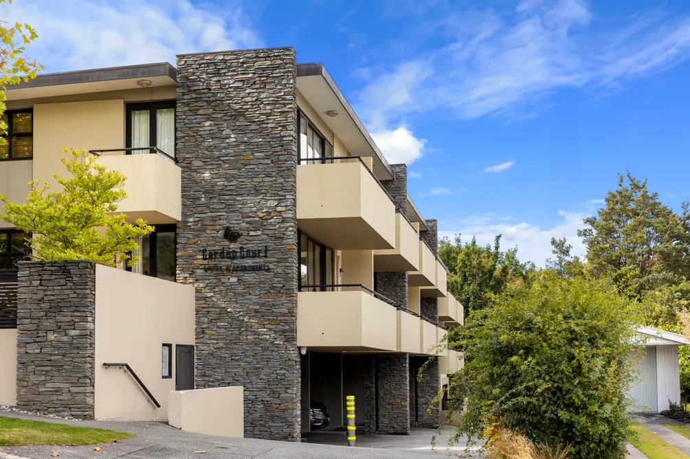 Central Queenstown Apartment