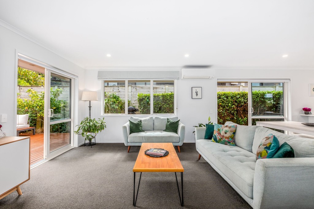 Modern, Sunny and Single Level!