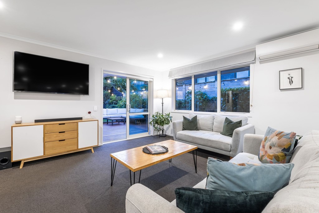 Modern, Sunny and Single Level!