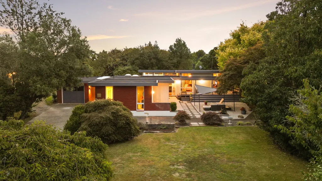 70's Gem - Two Dwellings - 1 Ha of Land