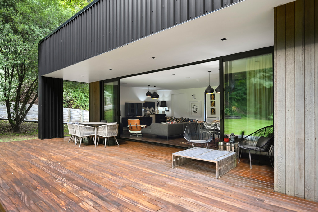 Contemporary Living Immersed in Nature