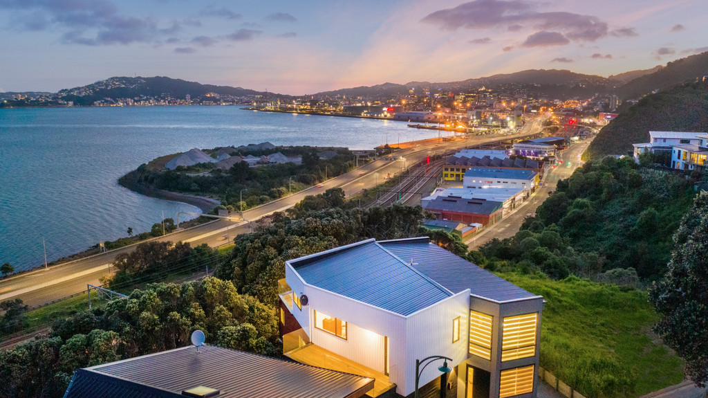 Architectural Living with a Panoramic Harbour View