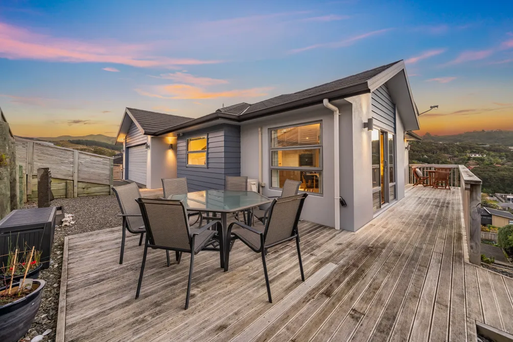 Immaculate Sun-Filled Family Living