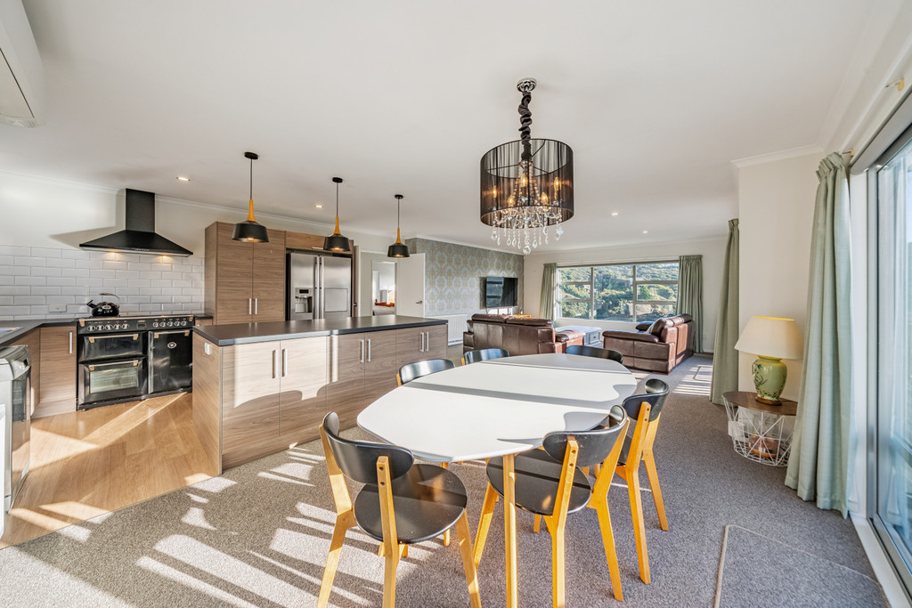 Immaculate Sun-Filled Family Living
