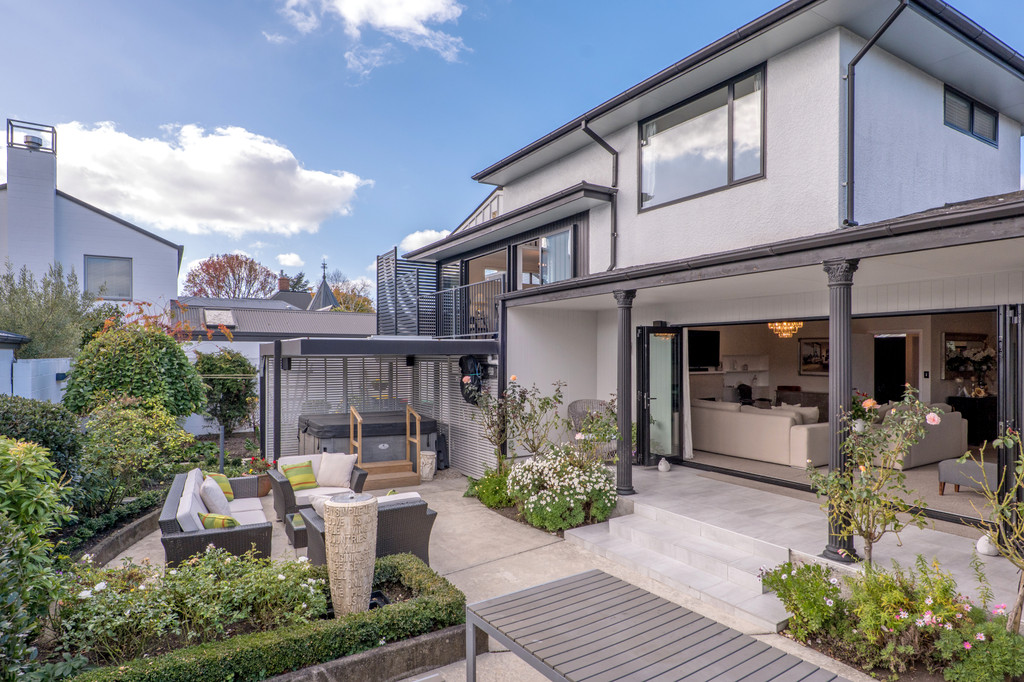 Easy-Care Merivale Living – Sun, Style & Location