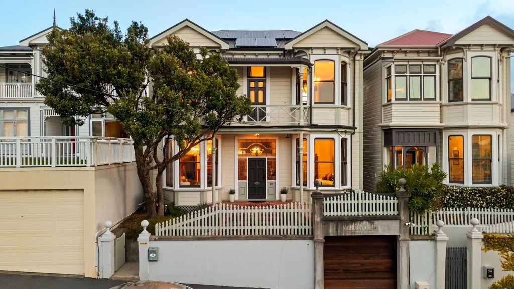 GRAND PROPORTIONS & EXCEPTIONAL GARAGING