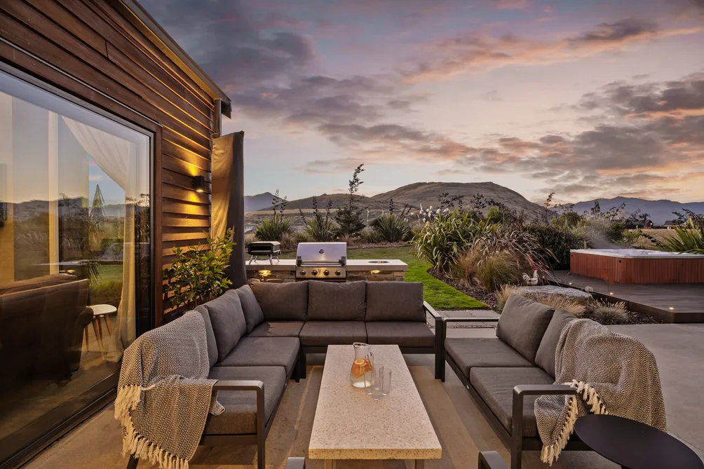 Space, Sun & Mountain Views