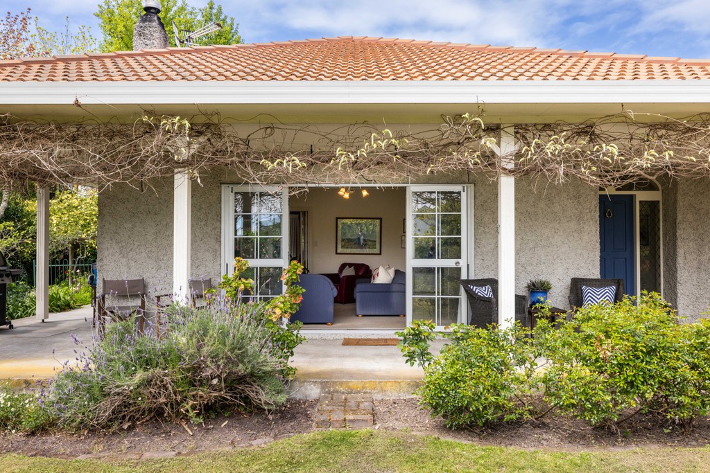 A Private Sanctuary for Family Living