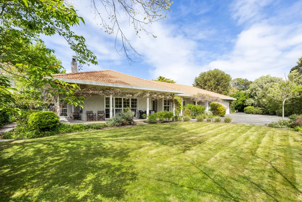A Private Sanctuary for Family Living