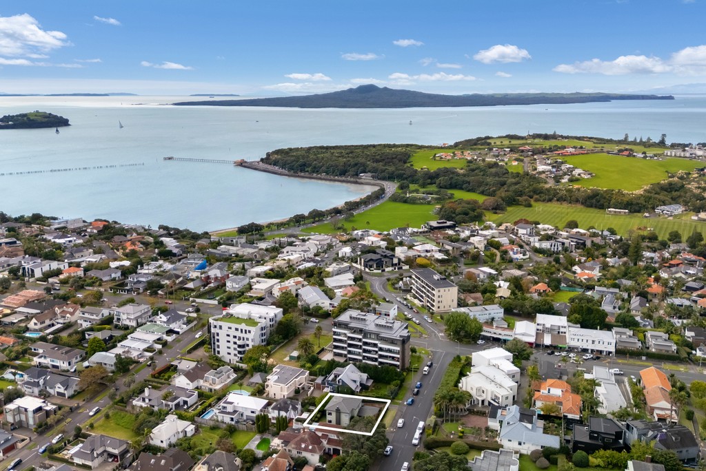 Elevated Orakei Living With Sweeping Views