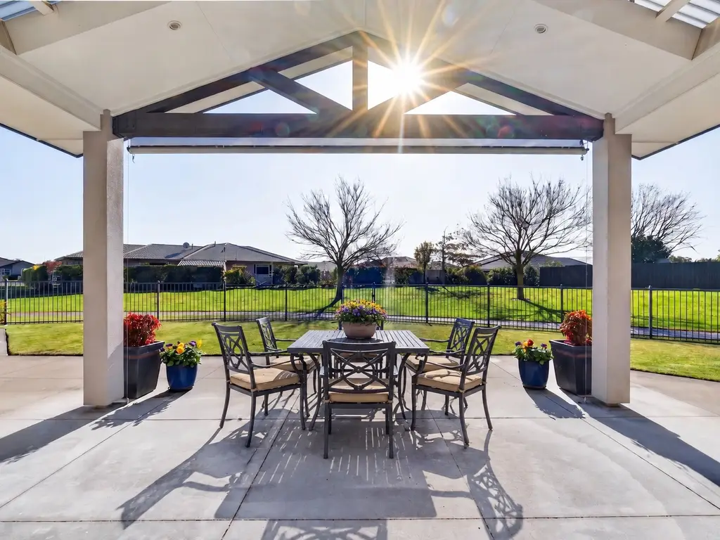 outdoor_patio_with_table_and_chairs