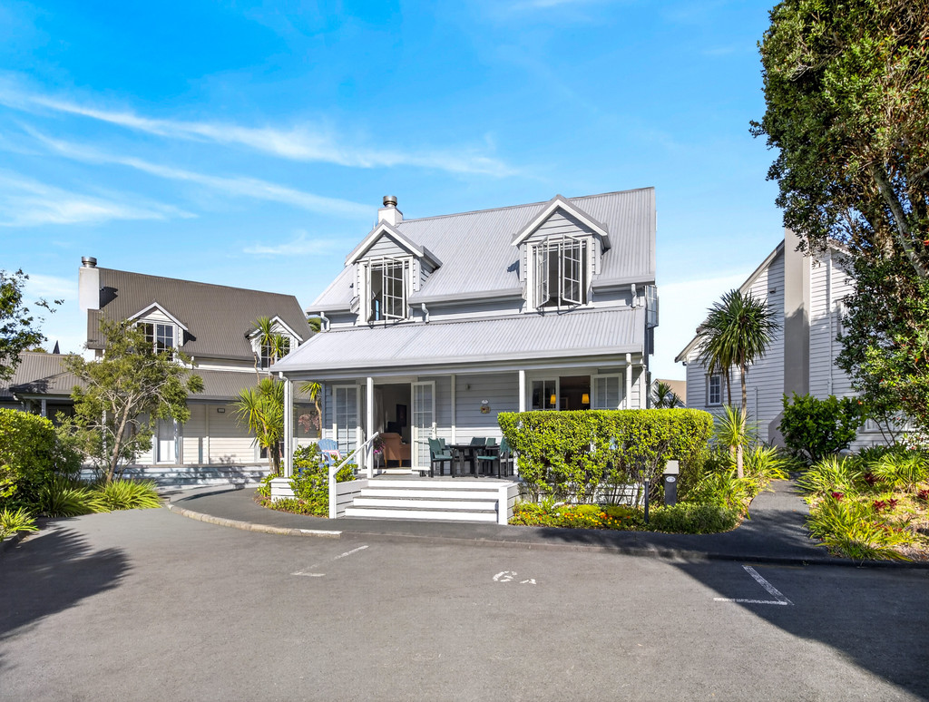 Russell Cottage Living in the Heart of Town