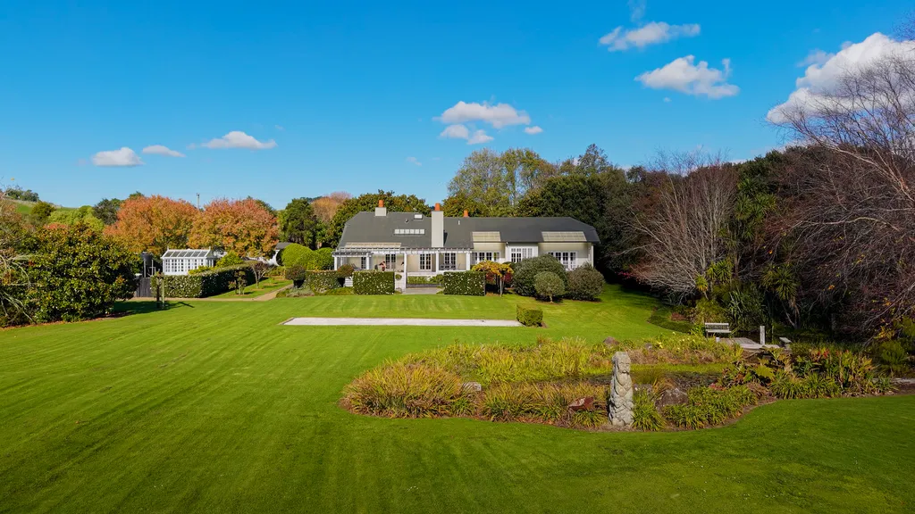 OWNERS RELOCTATING - SALE REQUIRED!