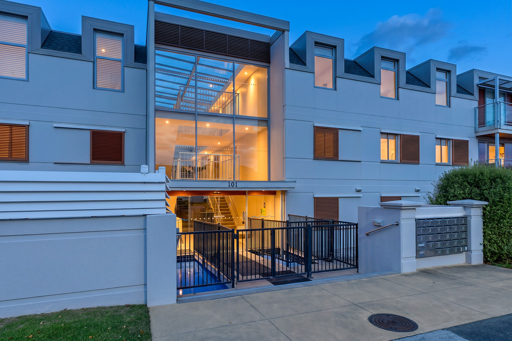 Lakefront Convenience – Lock, Leave and Enjoy