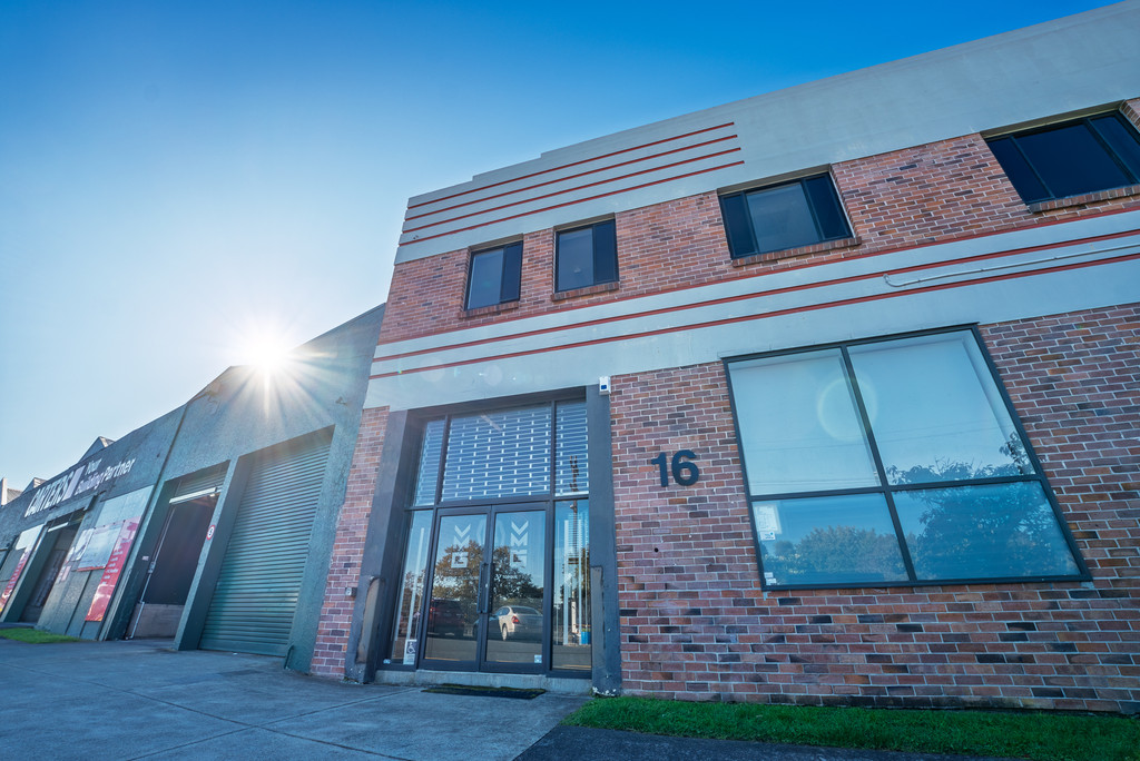 VERSATILE SHOWROOM / RETAIL / OFFICE PREMISES