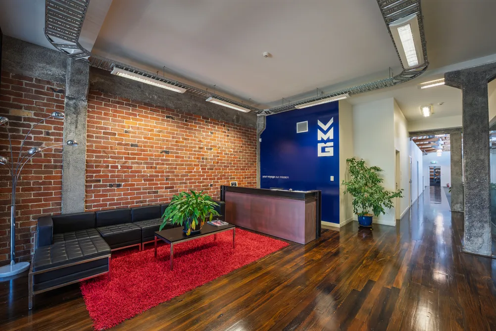 VERSATILE SHOWROOM / RETAIL / OFFICE PREMISES