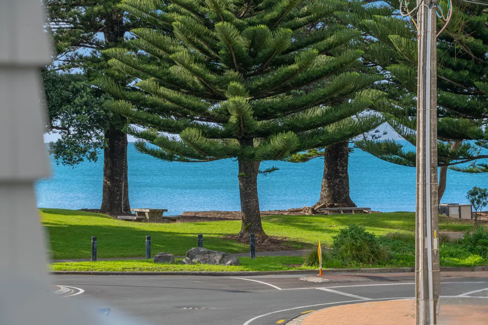 Wake Up to Orewa Beach, Cafes and Convenience