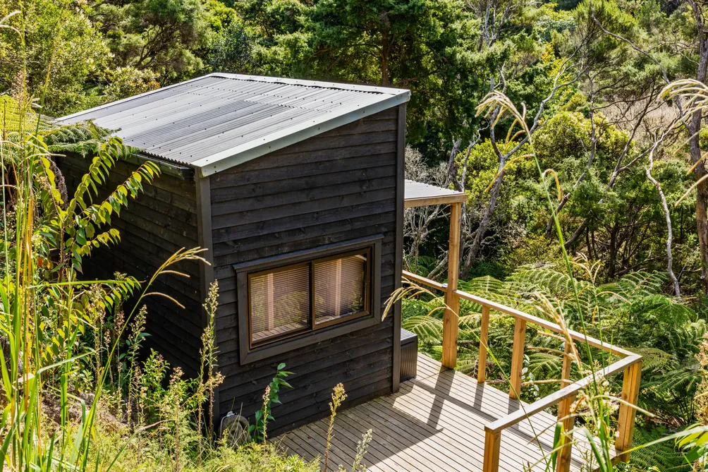 Build Your Dream Home: Sea Views & Stylish Cabin