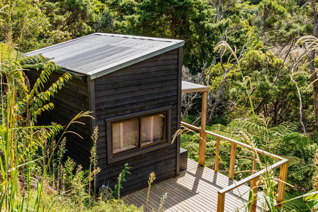 Build Your Dream Home: Sea Views & Stylish Cabin