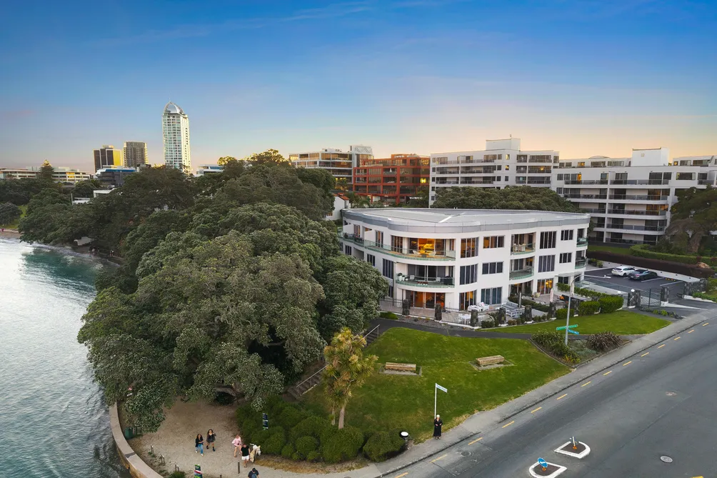 THE ROCKS - BEACHFRONT LIFESTYLE AT ITS FINEST