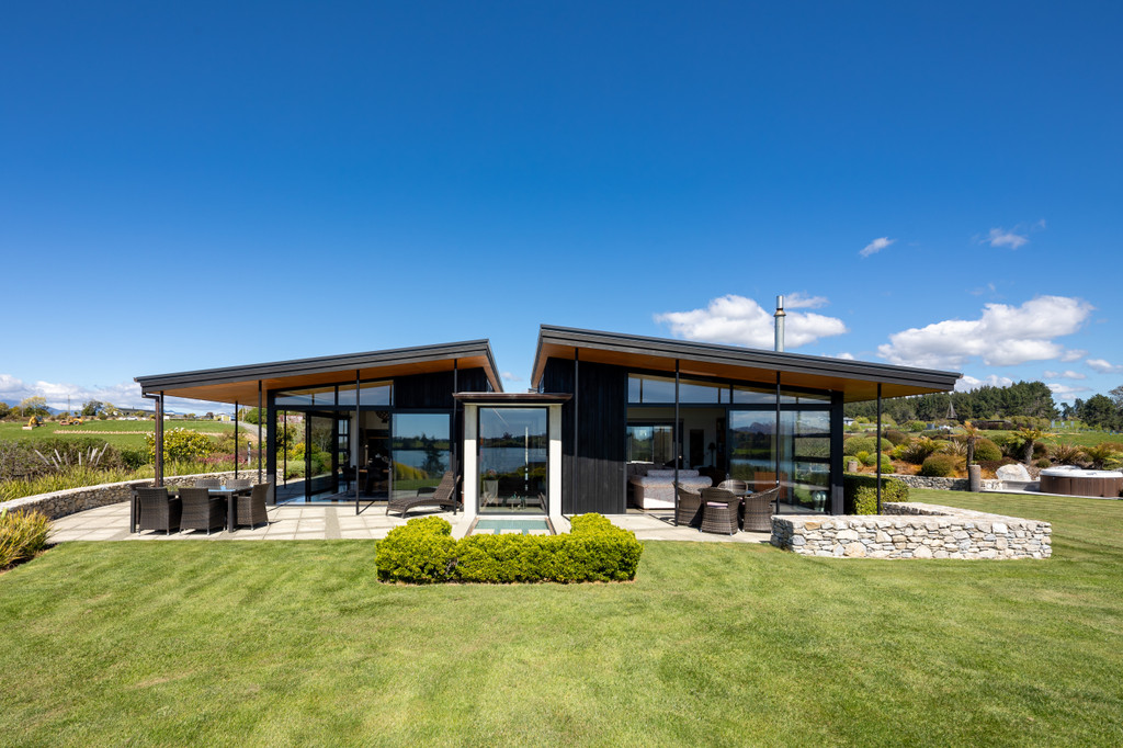Estuary Views. Exceptional Living
