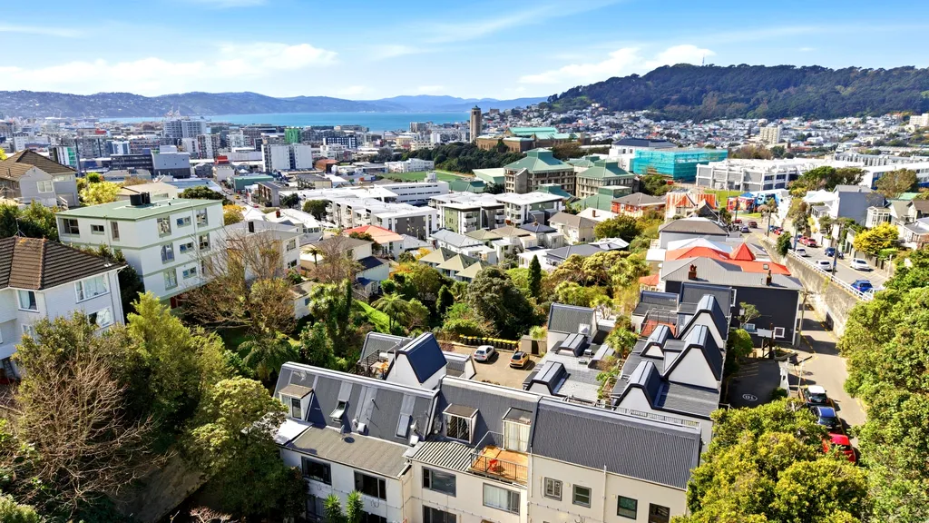 CITY FRINGE + HARBOUR VIEWS + CAR PARK!