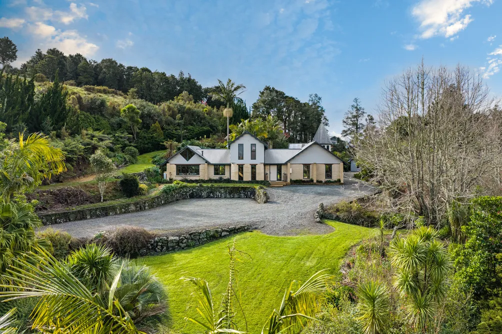 A Rare Multigenerational Retreat on the Hilltop