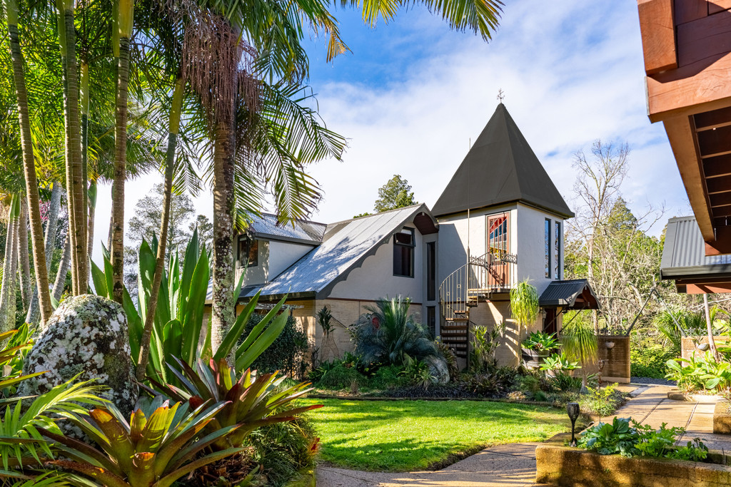 A Rare Multigenerational Retreat on the Hilltop